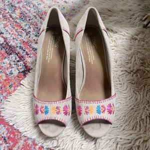 Tom Stella natural burlap floral embroidered wedge. Second owner, wore twice.